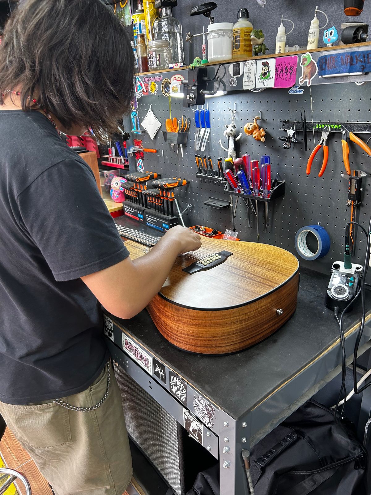 Trabajando en un instrumento dentro del taller