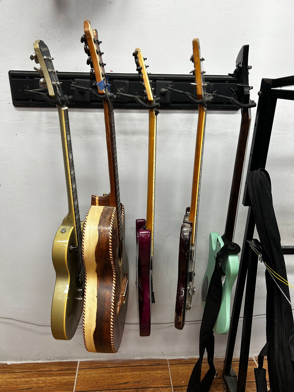 Instrumentos esperando ser recogidos en Bujía Project Music
