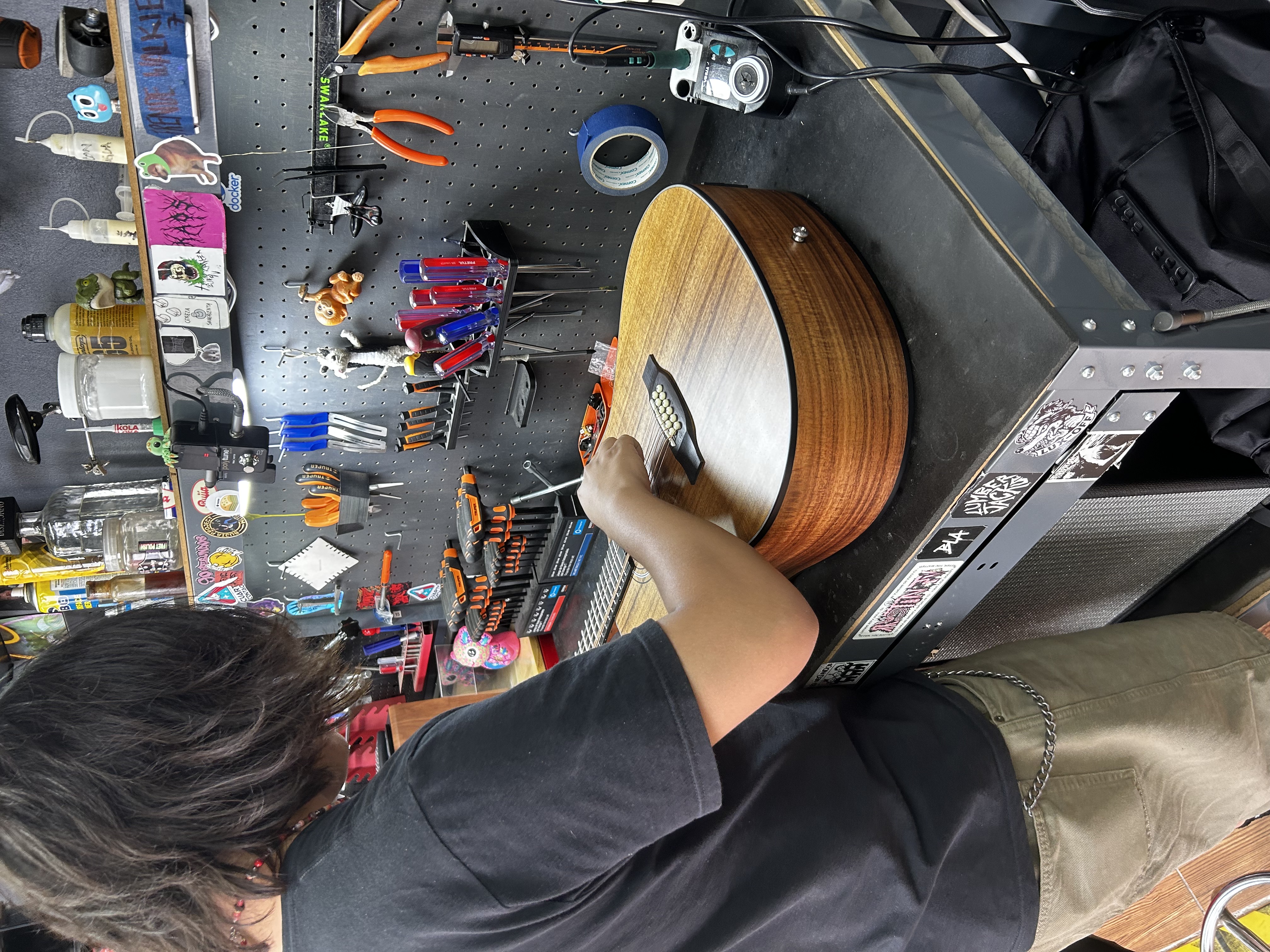 Trabajando en un instrumento dentro del taller