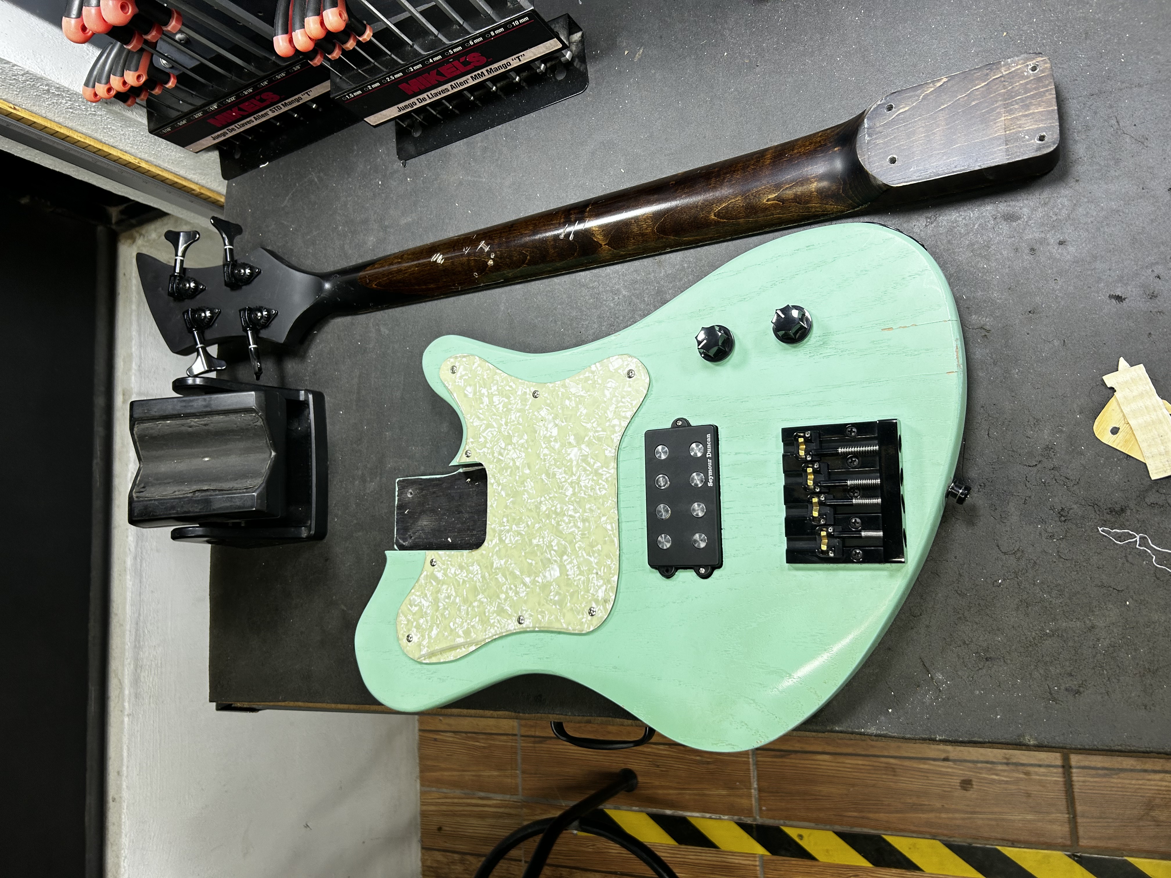 Instrumento sobre la mesa de trabajo de Bujía Project Music