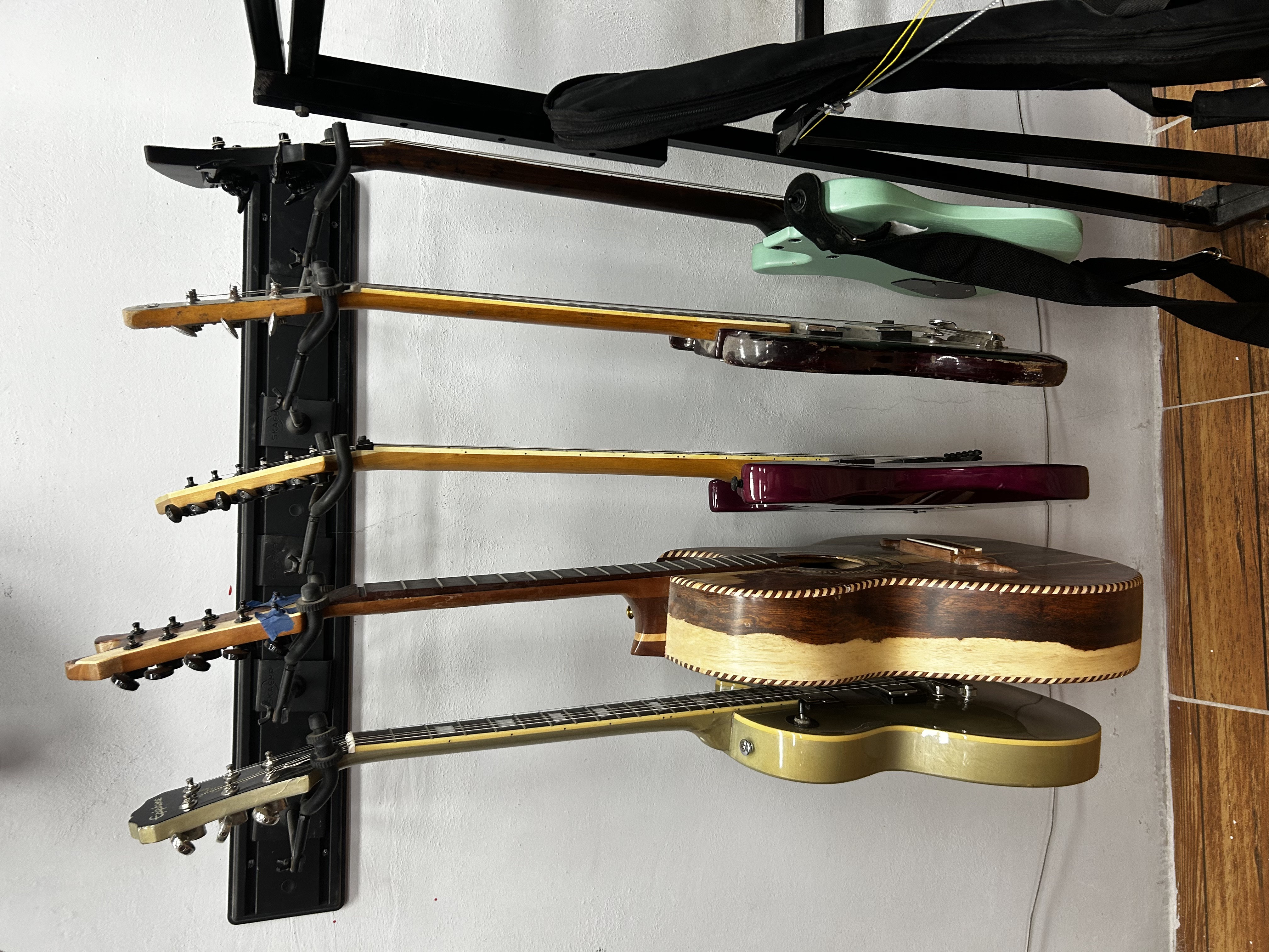Instrumentos esperando ser recogidos en Bujía Project Music