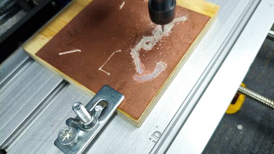 Primera prueba de PCB fabricada utilizando la CNC