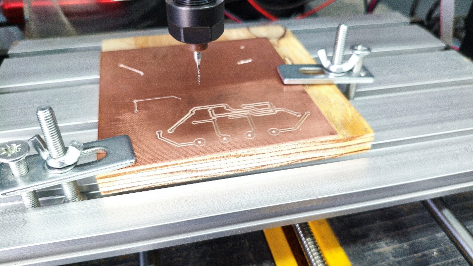 Pruebas de aislamiento de pistas de cobre utilizando la CNC
